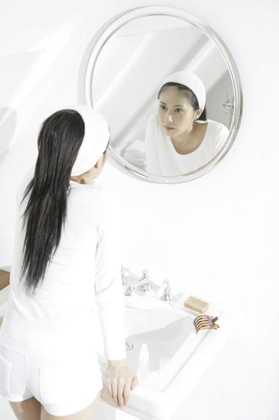 东方人,一个人,站,竖图,俯视,室内,白天,镜子,卫生间,浴室,亚洲,仅一个年轻女性,仅一个女性,仅一个人,阴影,服装,装饰,反射,束发带,水槽,水龙头,头饰,影子,墙,注视,休闲装,黄种人,水斗,开关,墙壁,墙面,衣服,白色,发夹,发饰,夹子,饰品,打开,观察,看,站着,休闲,休闲服,服饰,观看,华丽,修饰,点缀,阀门,镜像,察看,开启,镜面,关注,配饰,衬托,美观,雅致,雅观,水咀,年轻女性,女人,女性,亚洲人,淋浴房,站立,半身,彩图,高角度拍摄,冲凉房,沐浴间,沐浴室