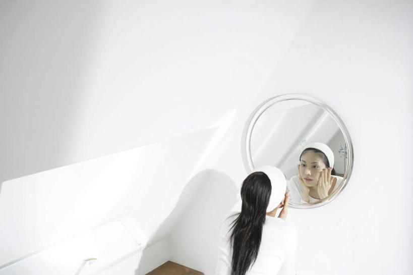 东方人,一个人,站,摸,横图,俯视,室内,白天,镜子,卫生间,浴室,亚洲,仅一个年轻女性,仅一个女性,仅一个人,抚摸,阴影,服装,装饰,反射,束发带,水槽,水龙头,头饰,影子,墙,注视,休闲装,黄种人,水斗,开关,墙壁,墙面,衣服,白色,发夹,发饰,夹子,饰品,打开,观察,看,站着,休闲,休闲服,服饰,观看,华丽,修饰,点缀,阀门,镜像,察看,开启,镜面,关注,配饰,衬托,美观,雅致,雅观,水咀,年轻女性,女人,女性,亚洲人,淋浴房,触摸,接触,站立,半身,彩图,高角度拍摄,冲凉房,沐浴间,沐浴室