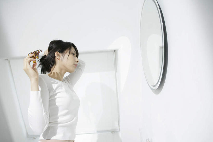 东方人,一个人,站,举,横图,室内,白天,仰视,镜子,卫生间,浴室,亚洲,仅一个年轻女性,仅一个女性,仅一个人,戴,握,阴影,服装,装饰,反射,头饰,影子,墙,注视,休闲装,黄种人,墙壁,墙面,衣服,白色,发夹,发饰,夹子,饰品,观察,看,托,站着,休闲,休闲服,握着,服饰,观看,华丽,修饰,点缀,镜像,戴着,察看,镜面,关注,配饰,衬托,美观,雅致,雅观,年轻女性,女人,女性,亚洲人,淋浴房,举起,举手,举着,向上举,向上伸,向上托,站立,半身,彩图,低角度拍摄,冲凉房,沐浴间,沐浴室