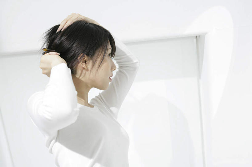 东方人,一个人,站,举,横图,室内,白天,侧面,卫生间,浴室,亚洲,仅一个年轻女性,仅一个女性,仅一个人,戴,握,阴影,服装,装饰,反射,头饰,影子,墙,注视,休闲装,黄种人,墙壁,墙面,衣服,白色,发夹,发饰,夹子,饰品,观察,看,托,站着,休闲,休闲服,握着,服饰,观看,华丽,修饰,点缀,戴着,察看,关注,配饰,衬托,美观,雅致,雅观,年轻女性,女人,女性,亚洲人,淋浴房,举起,举手,举着,向上举,向上伸,向上托,站立,半身,彩图,冲凉房,沐浴间,沐浴室