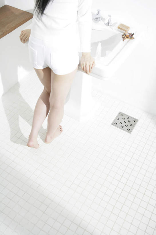 东方人,一个人,站,竖图,俯视,室内,白天,门,亚洲,仅一个年轻女性,仅一个女性,仅一个人,撑,阴影,服装,反射,水槽,水龙头,影子,墙,休闲装,黄种人,光脚,水斗,开关,墙壁,墙面,衣服,白色,门框,打开,站着,休闲,赤脚,休闲服,服饰,阀门,撑着,开启,水咀,年轻女性,女人,女性,亚洲人,站立,半身,彩图,高角度拍摄