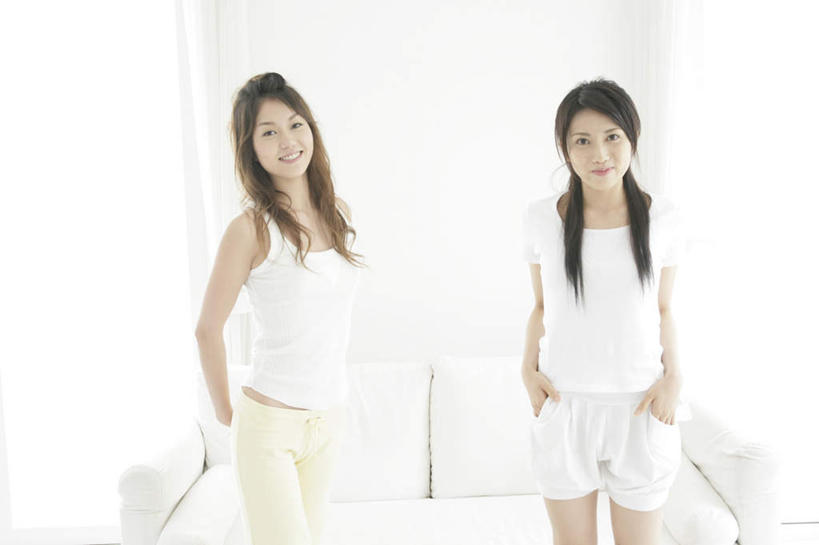 东方人,两个人,伙伴,朋友,客厅,站,笑,微笑,露齿笑,横图,室内,白天,正面,友谊,窗户,窗帘,沙发,亚洲,阴影,服装,装饰,反射,影子,墙,注视,休闲装,黄种人,玻璃窗,墙壁,墙面,衣服,白色,帘子,观察,看,站着,休闲,休闲服,遮阳,服饰,观看,华丽,修饰,点缀,察看,起居室,双手插袋,关注,手插袋,布艺沙发,双手抄兜,双手放兜,衬托,美观,雅致,雅观,客堂,友情,年轻女性,女人,女性,亚洲人,插兜,两手抄兜,两手放兜,手插兜,手放口袋,站立,半身,彩图,手抄兜