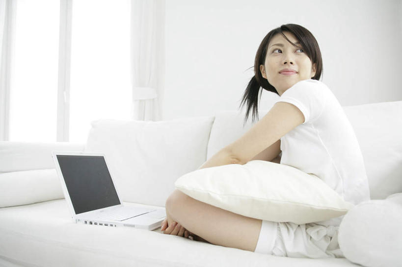 东方人,一个人,客厅,坐,笑,盘腿,微笑,横图,室内,白天,侧面,电脑,笔记本电脑,窗户,窗帘,靠垫,沙发,亚洲,仅一个年轻女性,仅一个女性,仅一个人,阴影,服装,装饰,反射,网络,影子,墙,靠枕,扭头,注视,休闲装,黄种人,通讯设备,玻璃窗,墙壁,墙面,衣服,白色,帘子,垫子,枕头,观察,看,转头,休闲,休闲服,遮阳,服饰,观看,华丽,修饰,一台,点缀,察看,无线,起居室,关注,通信设备,无线网络,布艺沙发,无线上网,便携式电脑,衬托,美观,雅致,雅观,客堂,手提电脑,年轻女性,女人,女性,亚洲人,盘腿而坐,盘膝,盘着腿的,盘着腿坐,双腿交叉,坐着,彩图,全身