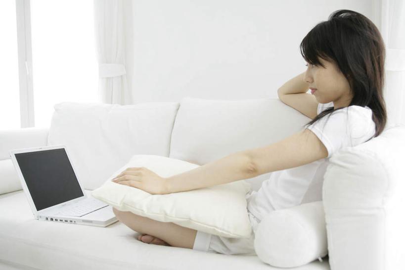 东方人,一个人,客厅,坐,笑,盘腿,微笑,横图,室内,白天,侧面,电脑,笔记本电脑,窗户,窗帘,靠垫,沙发,亚洲,仅一个年轻女性,仅一个女性,仅一个人,阴影,服装,装饰,反射,网络,影子,墙,靠枕,注视,休闲装,黄种人,通讯设备,玻璃窗,墙壁,墙面,衣服,白色,帘子,垫子,枕头,观察,看,靠,靠着,休闲,休闲服,遮阳,服饰,观看,华丽,修饰,一台,点缀,察看,无线,起居室,关注,通信设备,无线网络,布艺沙发,无线上网,便携式电脑,衬托,美观,雅致,雅观,客堂,手提电脑,年轻女性,女人,女性,亚洲人,盘腿而坐,盘膝,盘着腿的,盘着腿坐,双腿交叉,坐着,彩图,全身