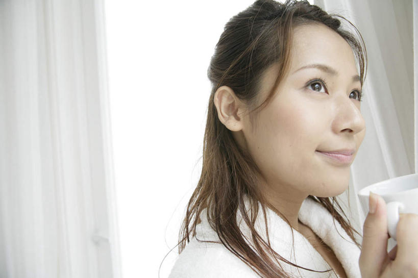 东方人,脸,头,脸颊,头发,一个人,站,笑,微笑,横图,室内,特写,白天,侧面,浴袍,窗户,窗帘,杯子,亚洲,仅一个年轻女性,仅一个女性,仅一个人,握,阴影,朦胧,模糊,装饰,反射,瓷器,影子,墙,棕色,咖啡杯,陶瓷制品,注视,黄种人,肩膀,玻璃窗,墙壁,墙面,白色,帘子,观察,看,站着,遮阳,握着,观看,华丽,修饰,点缀,察看,关注,瓷杯,衬托,美观,雅致,雅观,年轻女性,女人,女性,亚洲人,头部,长发,直发,脸部,脸蛋,面部,站立,半身,彩图,汤帷子,浴衣