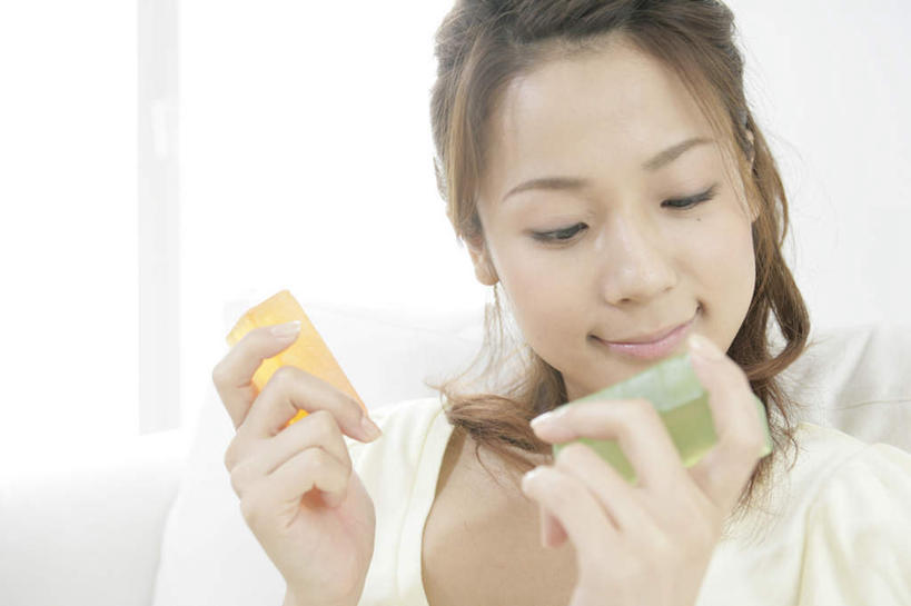 东方人,脸,头,脸颊,手,头发,一个人,站,横图,室内,特写,白天,正面,化妆,美容,亚洲,双手,仅一个年轻女性,仅一个女性,仅一个人,两块,护肤,握,阴影,服装,反射,影子,墙,棕色,注视,休闲装,黄种人,闻,肩膀,墙壁,墙面,衣服,绿色,白色,化妆品,肥皂,香皂,日用品,洗浴用品,观察,看,清洁,站着,保养,享受,休闲,手部,休闲服,橙色,放松,握着,保健,服饰,观看,察看,嗅,护肤品,化妆用品,关注,护肤用品,舒缓,养颜,去污,紧肤,嫩肤,年轻女性,女人,女性,亚洲人,头部,长发,卷发,脸部,脸蛋,面部,洗涤,站立,半身,彩图