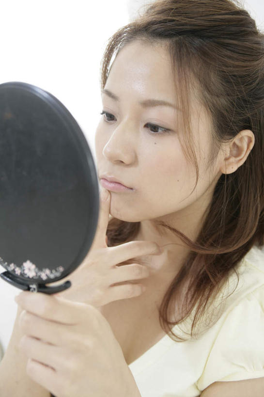 东方人,脸,头,脸颊,头发,一个人,摸,竖图,室内,特写,白天,正面,化妆,美容,镜子,亚洲,仅一个年轻女性,仅一个女性,仅一个人,抚摸,阴影,服装,反射,影子,棕色,注视,休闲装,黄种人,肩膀,一个,衣服,观察,看,休闲,休闲服,服饰,单个,观看,镜像,察看,镜面,关注,光学,手镜,年轻女性,女人,女性,亚洲人,头部,长发,卷发,脸部,脸蛋,面部,触摸,接触,半身,彩图