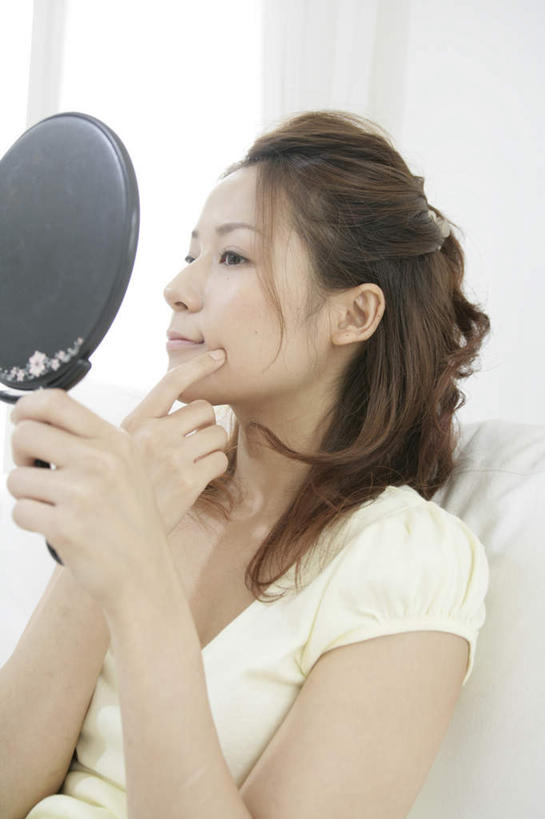 东方人,头发,一个人,客厅,摸,竖图,室内,白天,正面,化妆,美容,镜子,沙发,亚洲,仅一个年轻女性,仅一个女性,仅一个人,抚摸,阴影,服装,反射,影子,棕色,注视,休闲装,黄种人,一个,衣服,观察,看,休闲,休闲服,服饰,单个,观看,镜像,察看,起居室,镜面,关注,布艺沙发,光学,手镜,客堂,年轻女性,女人,女性,亚洲人,长发,卷发,触摸,接触,半身,彩图