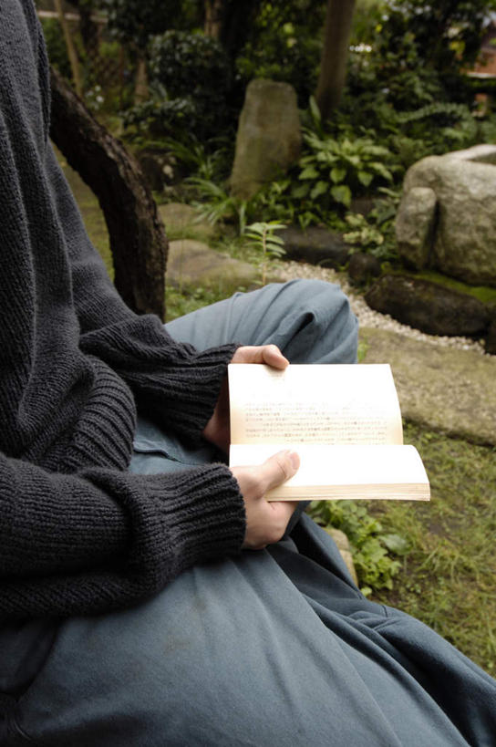 东方人,手,一个人,坐,盘腿,竖图,俯视,室外,特写,白天,毛衣,草地,草坪,石头,植物,亚洲,双手,仅一个男性,仅一个人,握,裤子,石子,拿,拿着,牛仔裤,黄种人,草,树,树木,仅一个年轻男性,绿色,自然,手部,握着,生长,成长,线衫,男人,男性,年轻男性,亚洲人,石块,岩石,盘腿而坐,盘膝,盘着腿的,盘着腿坐,双腿交叉,坐着,半身,彩图,高角度拍摄,绒衣,套衫,套头毛衣,线衣