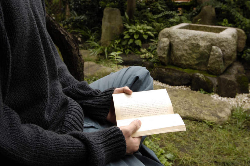 东方人,手,一个人,坐,盘腿,横图,俯视,室外,特写,白天,毛衣,草地,草坪,石头,植物,亚洲,双手,仅一个男性,仅一个人,握,裤子,石子,拿,拿着,牛仔裤,黄种人,草,树,树木,仅一个年轻男性,绿色,自然,手部,握着,生长,成长,线衫,男人,男性,年轻男性,亚洲人,石块,岩石,盘腿而坐,盘膝,盘着腿的,盘着腿坐,双腿交叉,坐着,半身,彩图,高角度拍摄,绒衣,套衫,套头毛衣,线衣