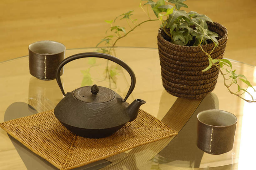 无人,横图,俯视,室内,特写,白天,植物,桌子,杯子,玻璃,阴影,朦胧,模糊,反射,壶,盆栽,影子,陶瓷,杯垫,盆景,陶瓷制品,茶几,玻璃制品,水壶,绿色,自然,茶壶,容器,水杯,垫子,生长,成长,茶杯,彩图,高角度拍摄