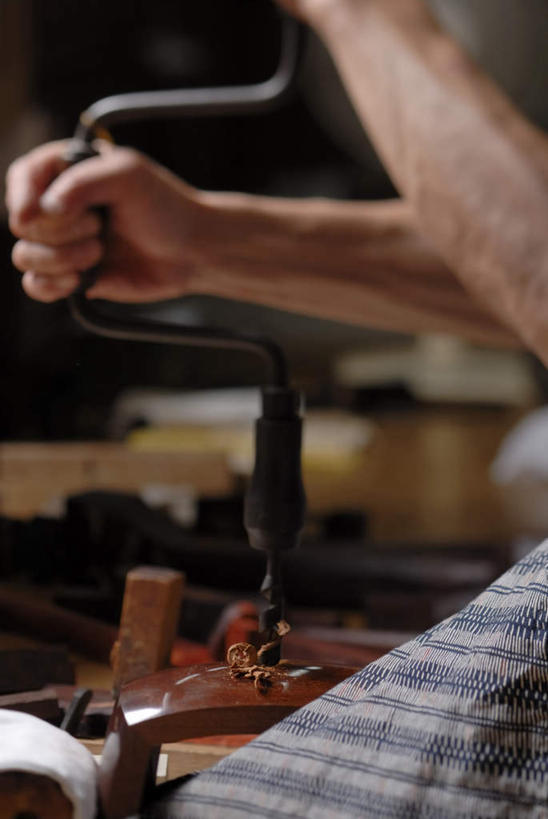 东方人,一个人,木匠,坐,竖图,室内,白天,侧面,工作服,制服,金属制品,亚洲,仅一个男性,仅一个人,仅一个中年男性,握,金属,工具,木材,拿,拿着,注视,黄种人,木柴,观察,看,握着,木料,观看,察看,关注,手摇钻,钻孔,工作制服,手钻,男人,男性,中年男性,亚洲人,木工,坐着,半身,彩图,工作套服