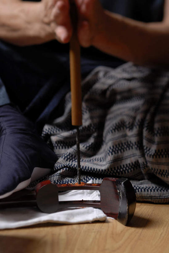 东方人,手,一个人,木匠,坐,竖图,室内,特写,白天,正面,工作服,制服,金属制品,亚洲,双手,仅一个男性,仅一个人,仅一个中年男性,握,金属,工具,木材,拿,拿着,注视,黄种人,木柴,观察,看,手部,握着,木料,观看,察看,关注,手摇钻,钻孔,工作制服,手钻,男人,男性,中年男性,亚洲人,木工,坐着,半身,彩图,工作套服