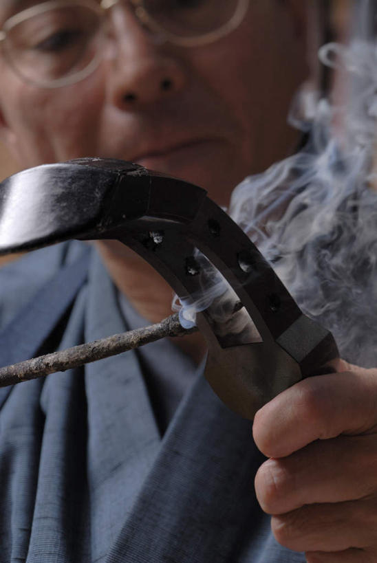 东方人,脸,头,脸颊,手,一个人,木匠,坐,竖图,室内,特写,白天,仰视,工作服,制服,金属制品,亚洲,仅一个男性,仅一个人,仅一个中年男性,握,金属,木制,工具,眼镜,乐器,弦乐器,拿,拿着,注视,黄种人,三味线,木制品,观察,看,手部,烟,握着,观看,老花镜,单手,察看,关注,弹拨弦鸣乐器,手摇钻,三弦琴,钻孔,工作制服,手钻,远视眼镜,男人,男性,中年男性,亚洲人,头部,脸部,脸蛋,面部,木工,坐着,半身,彩图,低角度拍摄,工作套服,弹拨弦乐器