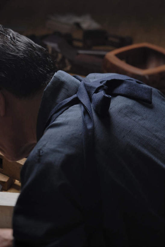 东方人,西方人,一个人,木匠,站,竖图,室内,白天,侧面,工作服,制服,欧洲,欧洲人,亚洲,仅一个男性,仅一个人,仅一个中年男性,弯腰,黄种人,站着,弯身,工作制服,男人,男性,中年男性,白种人,亚洲人,木工,站立,半身,彩图,工作套服