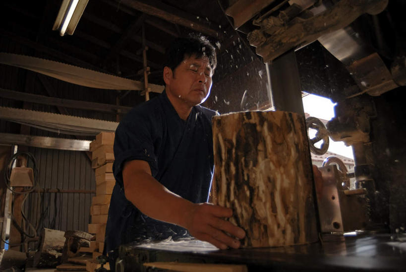 东方人,一个人,木匠,工厂,站,横图,室内,白天,仰视,机器,桌面,桌子,金属制品,亚洲,仅一个男性,仅一个人,仅一个中年男性,握,服装,金属,木制,树桩,拿,拿着,注视,休闲装,黄种人,树,树干,一个,衣服,木制品,观察,看,站着,休闲,休闲服,机械,木桩,握着,服饰,单个,观看,切割机,察看,切割,关注,男人,男性,中年男性,亚洲人,木工,站立,半身,彩图,低角度拍摄,工地,制造厂