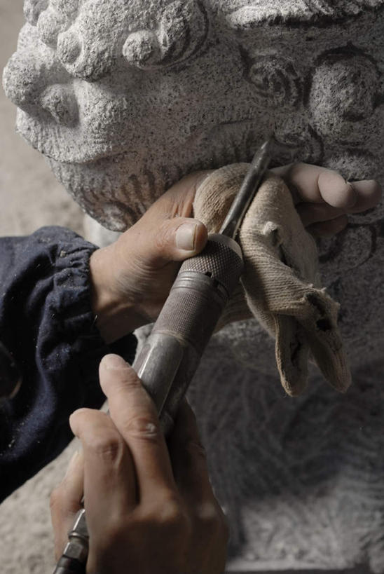 东方人,手,一个人,雕刻家,坐,竖图,俯视,室外,特写,白天,金属制品,雕塑,亚洲,双手,仅一个男性,仅一个人,仅一个中年男性,握,服装,艺术,装饰,金属,雕刻,雕像,工具,拿,拿着,注视,休闲装,黄种人,石雕,衣服,工艺品,低头,观察,看,休闲,手部,休闲服,握着,服饰,观看,纪念,美术,察看,关注,主题,陈列,手摇钻,功能,美学,钻孔,垂头,雕镂,雕琢,镌刻,手钻,男人,男性,中年男性,亚洲人,雕塑家,坐着,半身,彩图,高角度拍摄