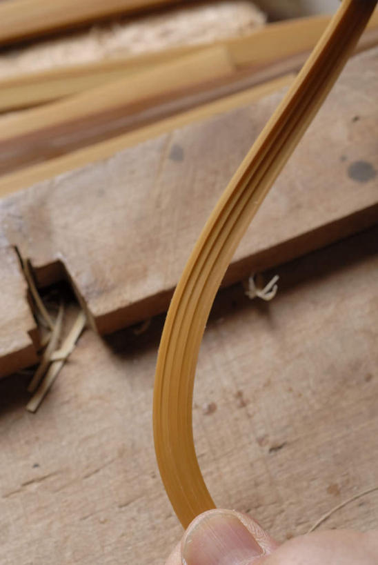 东方人,手,一个人,木匠,竖图,俯视,室内,特写,白天,亚洲,仅一个男性,仅一个人,仅一个中年男性,握,曲折,弯曲,木材,拿,拿着,黄种人,木柴,手部,握着,蜿蜒,木料,单手,男人,男性,中年男性,亚洲人,木工,半身,彩图,高角度拍摄