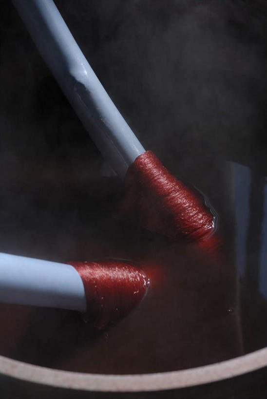 无人,竖图,俯视,室内,特写,白天,水,雾,两根,沸腾,朦胧,模糊,环绕,编织,缠绕,蒸汽,蚕丝,棍子,铁桶,桶,液体,水滴,织物,水蒸气,雾气,纺织,红色,容器,储藏,气体,丝线,储存,纠缠,蒸发,彩图,高角度拍摄,贮存