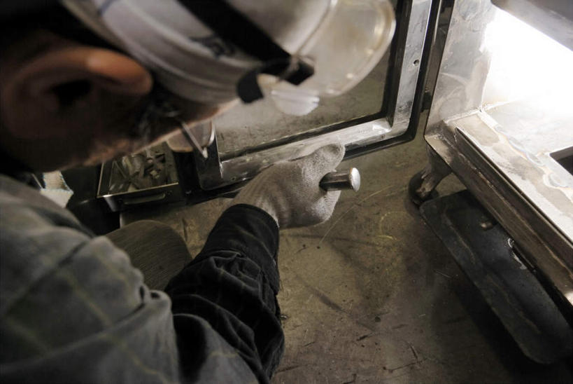 东方人,手,一个人,焊工,工厂,横图,俯视,室内,特写,白天,工作服,制服,安全,车间,金属制品,亚洲,仅一个男性,仅一个人,仅一个中年男性,握,金属,眼镜,防护,拿,拿着,注视,黄种人,手套,观察,看,手部,握着,观看,老花镜,保护,单手,察看,关注,保险,熔炉,保全,周全,安稳,安定,防护手套,工作制服,远视眼镜,平安,男人,男性,中年男性,亚洲人,电焊工,焊接工,半身,彩图,高角度拍摄,工作套服,制造厂