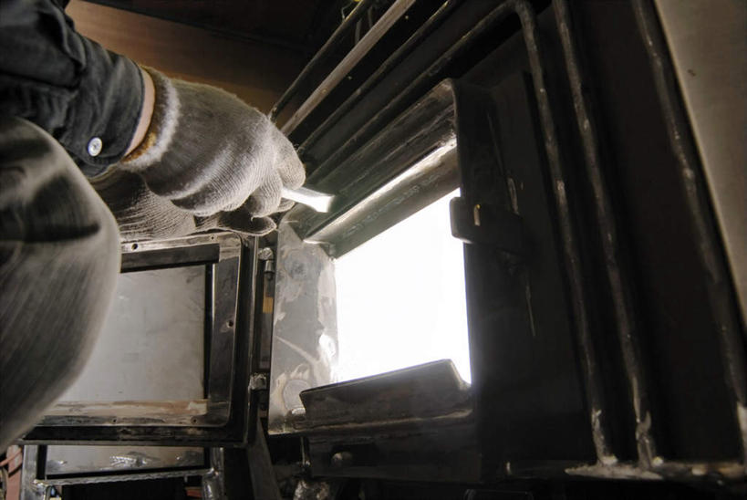 东方人,手,一个人,焊工,工厂,横图,室内,特写,白天,仰视,工作服,制服,安全,车间,金属制品,亚洲,双手,仅一个男性,仅一个人,仅一个中年男性,握,防护,拿,拿着,注视,黄种人,手套,观察,看,手部,握着,观看,保护,察看,关注,保险,熔炉,保全,周全,安稳,安定,防护手套,工作制服,平安,男人,男性,中年男性,亚洲人,电焊工,焊接工,半身,彩图,低角度拍摄,工作套服,制造厂