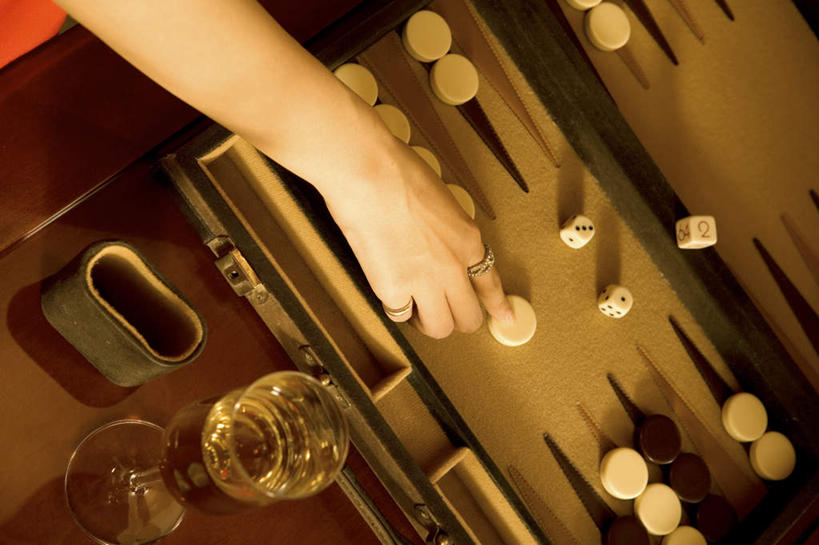 葡萄酒,东方人,手,一个人,横图,俯视,室内,特写,白天,奢侈,游戏,快乐,赌博,贪欲,比赛,竞争,桌子,杯子,亚洲,仅一个年轻女性,仅一个女性,仅一个人,握,木制,高脚杯,浪漫,拿,玩,茶几,拿着,黄种人,娱乐,刺激,玻璃制品,酒,饮料,酒杯,木制品,香槟,休闲,手部,棋盘,诱惑,握着,活动,单手,发泄,消遣,智力,香槟杯,双陆棋,投机,侥幸,欲望,宣泄,气泡酒,起泡酒,汽酒,双陆,年轻女性,女人,女性,亚洲人,玻璃杯,玩耍,嬉戏,半身,彩图,高角度拍摄,高兴,欢笑,胜负,输赢