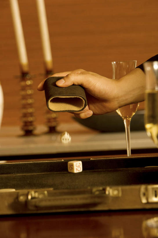 葡萄酒,东方人,手,一个人,竖图,室内,特写,白天,侧面,奢侈,游戏,快乐,赌博,贪欲,比赛,竞争,桌子,杯子,亚洲,仅一个男性,仅一个人,握,朦胧,模糊,木制,高脚杯,墙,浪漫,拿,玩,茶几,拿着,黄种人,娱乐,刺激,墙壁,墙面,玻璃制品,酒,饮料,仅一个年轻男性,酒杯,木制品,香槟,休闲,手部,棋盘,诱惑,握着,活动,单手,发泄,消遣,智力,香槟杯,双陆棋,投机,侥幸,欲望,宣泄,气泡酒,起泡酒,汽酒,双陆,男人,男性,年轻男性,亚洲人,玻璃杯,玩耍,嬉戏,半身,彩图,高兴,欢笑,胜负,输赢