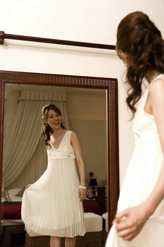 东方人,一个人,站,笑,微笑,露齿笑,竖图,室内,白天,侧面,裙子,床,镜子,卧室,亚洲,仅一个年轻女性,仅一个女性,仅一个人,握,连衣裙,服装,反射,墙,床单,拿,拿着,注视,黄种人,被子,墙壁,墙面,衣服,穿衣镜,观察,看,站着,握着,服饰,单人床,观看,镜像,察看,被单,衣着,镜面,穿着,关注,光学,衣饰,年轻女性,女人,女性,亚洲人,站立,半身,彩图,睡房,卧房