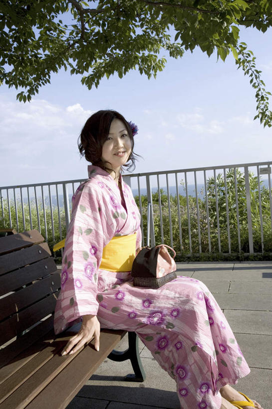 东方人,一个人,栏杆,坐,笑,微笑,露齿笑,竖图,室外,白天,侧面,民族服装,椅子,亚洲,仅一个年轻女性,仅一个女性,仅一个人,阴影,和服,光线,包,影子,木椅,云,云朵,围栏,云彩,注视,黄种人,护栏,蓝色,白云,蓝天,天空,阳光,手提包,天,观察,看,服饰,晴朗,观看,察看,关注,吴服,唐草,唐花,唐锦,年轻女性,女人,女性,亚洲人,晴空,坐着,半身,彩图,传统服装,民俗服