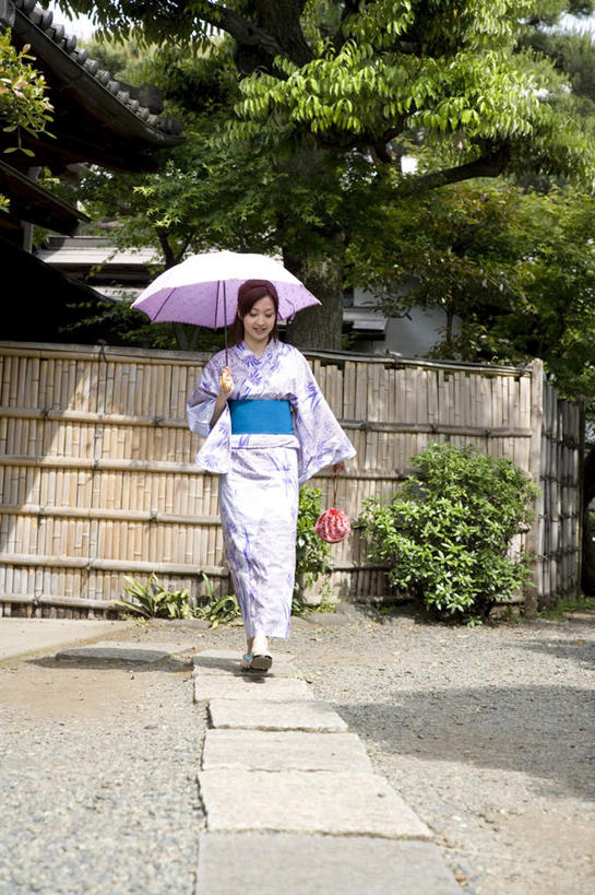 东方人,一个人,走,笑,微笑,竖图,室外,白天,正面,民族服装,植物,亚洲,仅一个年轻女性,仅一个女性,仅一个人,一把,撑,阴影,和服,光线,包,伞,影子,雨伞,遮阳伞,拎,注视,黄种人,阳伞,树,树木,绿色,阳光,自然,手提包,观察,看,服饰,生长,成长,观看,察看,撑着,太阳伞,关注,吴服,唐草,唐花,唐锦,年轻女性,女人,女性,亚洲人,步行,散步,走路,彩图,全身,传统服装,民俗服,拎着