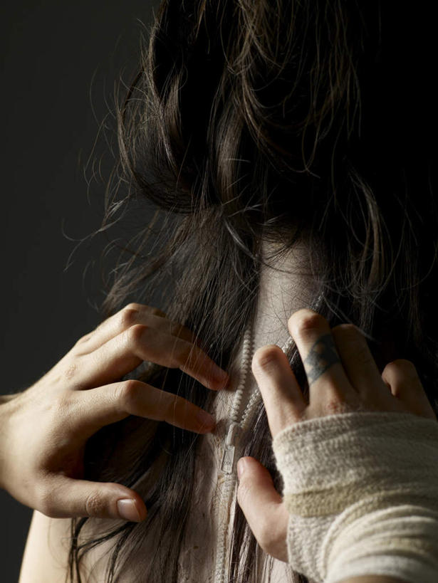 东方人,手,头发,两个人,竖图,室内,特写,白天,爱情,亚洲,双手,阴影,灰色背景,反射,纱布,影子,棕色,浪漫,黄种人,背面,脱,温暖,温馨,手部,恩爱,治疗,恋人,摄影,拉链,影棚,固定,和睦,医疗,止血,男人,男性,年轻男性,年轻女性,女人,女性,亚洲人,长发,直发,情侣,绷带,半身,彩图,影棚拍摄,拍摄,伴侣,融洽