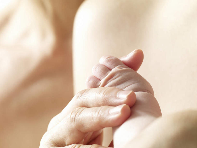 东方人,婴儿,儿童,中年人,腿部,脚,脚趾,脚趾甲,腿,两个人,家庭,母亲,横图,室内,特写,白天,正面,纯洁,亚洲,握,阴影,朦胧,模糊,反射,影子,黄种人,光脚,小孩,温暖,温馨,一家人,赤脚,可爱,母爱,童年,童趣,握着,摄影,活泼,影棚,和睦,宝宝,童真,纯真,烂漫,无邪,母婴,伶俐,天真,女人,女性,中年女性,亚洲人,孩子,脚指甲,半身,彩图,影棚拍摄,拍摄,融洽