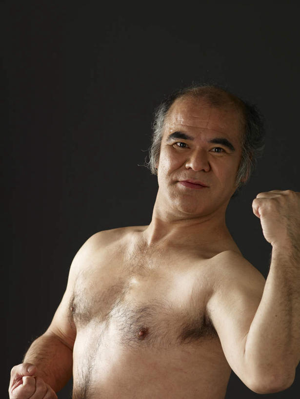 东方人,拳,一个人,站,笑,微笑,竖图,室内,白天,正面,亚洲,仅一个男性,仅一个人,仅一个中年男性,握,黑色背景,注视,黄种人,裸露,观察,看,站着,握着,摄影,影棚,观看,察看,关注,裸,男人,男性,中年男性,亚洲人,拳头,站立,半身,彩图,影棚拍摄,拍摄