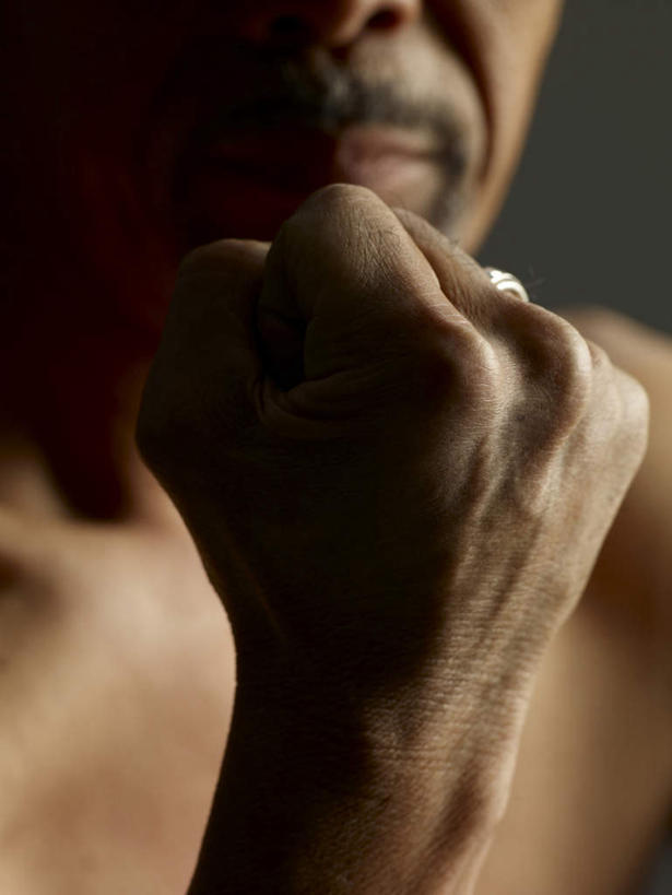 东方人,手,拳,一个人,竖图,室内,特写,白天,正面,亚洲,仅一个男性,仅一个人,握,阴影,灰色背景,朦胧,模糊,反射,影子,黄种人,裸露,仅一个老年男性,手部,握着,摄影,影棚,单手,裸,老年男性,男人,男性,亚洲人,拳头,半身,彩图,影棚拍摄,拍摄