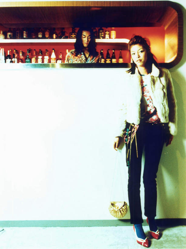 东方人,两个人,酒吧,站,竖图,室内,白天,正面,桌面,桌子,亚洲,一排,许多,服装,整齐,木制,很多,置物架,注视,休闲装,黄种人,顾客,调酒师,架子,玻璃制品,酒瓶,排列,衣服,玻璃瓶,木制品,瓶子,观察,看,站着,休闲,休闲服,服饰,观看,察看,队列,关注,陈列架,搁架,主顾,男人,男性,年轻男性,年轻女性,女人,女性,亚洲人,站立,彩图,全身,酒吧间,酒馆