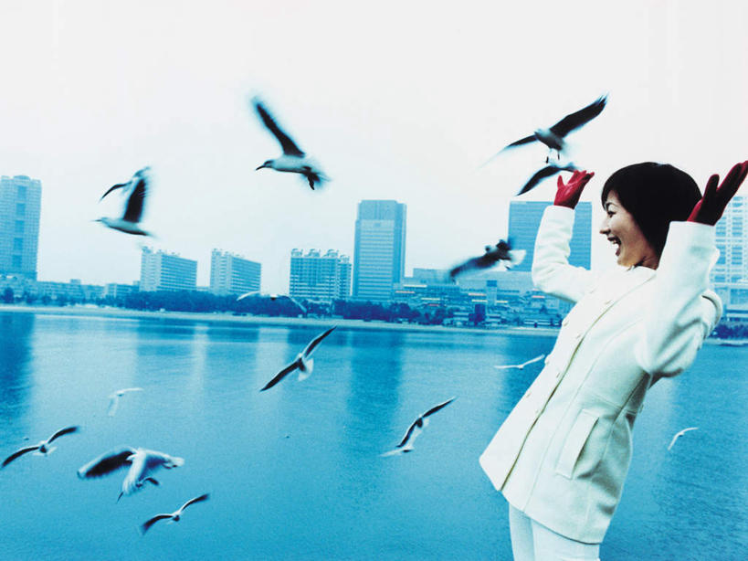 东方人,一个人,高楼大厦,站,举,笑,微笑,露齿笑,横图,室外,白天,侧面,办公楼,海浪,海洋,大厦,建筑,摩天大楼,写字楼,海鸟,海鸥,鸟,亚洲,仅一个年轻女性,仅一个女性,仅一个人,许多,飞翔,伸展,张开,展翅,阴影,服装,装饰,飞行,光线,翅膀,鸟类,影子,浪花,很多,翱翔,注视,休闲装,黄种人,飞舞,衣服,蓝色,倒影,蓝天,天空,阳光,海水,手套,楼宇,天,观察,看,托,站着,休闲,温暖,休闲服,商务楼,服饰,晴朗,观看,保暖,华丽,点缀,察看,倒映,御寒,关注,海景,张开翅膀,万里无云,衬托,美观,雅致,雅观,遨游,漫游,反照,展开翅膀,年轻女性,女人,女性,亚洲人,大海,风浪,海,海水的波动,近岸浪,涌浪,晴空,晴空万里,举起,举手,举着,向上举,向上伸,向上托,站立,半身,彩图,大楼,高层建筑,高楼,摩天楼