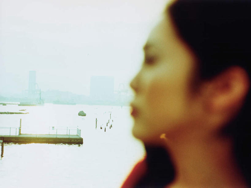 东方人,脸,头,脸颊,脖子,一个人,高楼大厦,码头,站,横图,室外,特写,白天,侧面,办公楼,海浪,海洋,大厦,港口,建筑,摩天大楼,写字楼,亚洲,仅一个年轻女性,仅一个女性,仅一个人,服装,朦胧,模糊,浪花,注视,休闲装,黄种人,衣服,海水,楼宇,观察,看,站着,休闲,休闲服,商务楼,服饰,观看,察看,关注,海景,年轻女性,女人,女性,亚洲人,头部,脖,颈,颈部,脸部,脸蛋,面部,大海,风浪,海,海水的波动,近岸浪,涌浪,站立,半身,彩图,摆渡口,埠头,大楼,渡口,渡头,港湾,高层建筑,高楼,海港,货运码头,口岸,摩天楼,商港