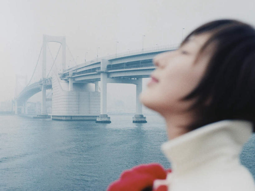 东方人,脸,头,脸颊,手,一个人,高楼大厦,站,闭眼,横图,室外,白天,侧面,办公楼,海浪,海洋,大桥,大厦,建筑,立交桥,摩天大楼,桥梁,写字楼,亚洲,仅一个年轻女性,仅一个女性,仅一个人,服装,朦胧,模糊,装饰,浪花,高架,斜拉桥,桥,系统,休闲装,黄种人,肩膀,衣服,红色,白色,倒影,海水,手套,楼宇,站着,休闲,温暖,手部,休闲服,商务楼,服饰,保暖,单手,华丽,点缀,倒映,御寒,海景,衬托,美观,雅致,雅观,反照,年轻女性,女人,女性,亚洲人,头部,脸部,脸蛋,面部,大海,风浪,海,海水的波动,近岸浪,涌浪,闭眼睛,闭着眼,闭着眼睛,抬头,仰头,站立,半身,彩图,大楼,高层建筑,高楼,摩天楼