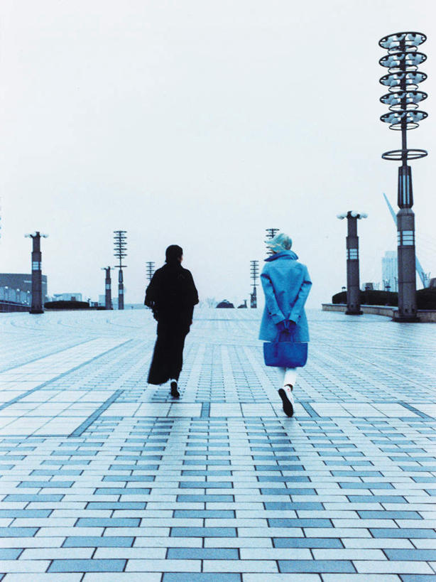 东方人,两个人,伙伴,朋友,高楼大厦,走,竖图,室外,白天,友谊,办公楼,大厦,道路,建筑,路,路灯,摩天大楼,写字楼,公路,照明,亚洲,服装,灯光,交通,休闲装,黄种人,灯,背面,衣服,楼宇,休闲,休闲服,商务楼,服饰,照亮,照明设备,友情,年轻女性,女人,女性,中年女性,亚洲人,马路,步行,散步,走路,彩图,全身,大楼,高层建筑,高楼,摩天楼