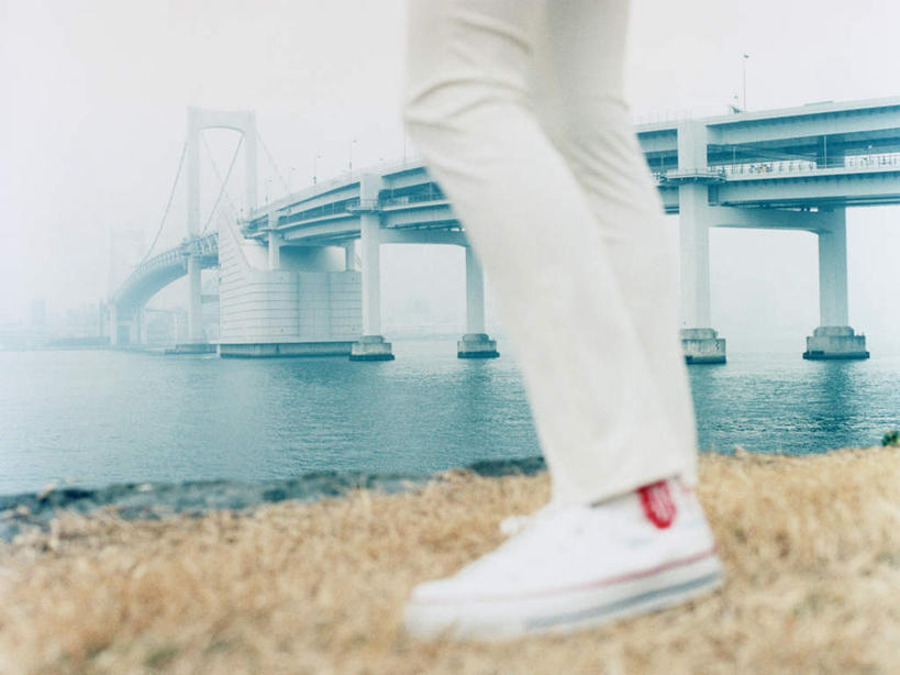 东方人,一个人,站,横图,室外,白天,仰视,海浪,海洋,沙滩,植物,大桥,立交桥,桥梁,鞋子,亚洲,仅一个年轻女性,仅一个女性,仅一个人,裤子,枯萎,沙子,海岸,浪花,高架,斜拉桥,桥,枯草,沙地,黄种人,草,黄色,海水,站着,帆布鞋,休闲鞋,海景,年轻女性,女人,女性,亚洲人,大海,风浪,海,海水的波动,海滩,近岸浪,涌浪,站立,半身,彩图,低角度拍摄