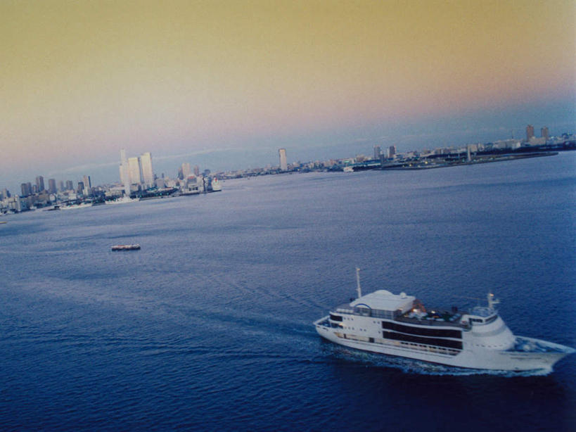 无人,高楼大厦,横图,全景,俯视,航拍,室外,白天,度假,办公楼,海浪,海洋,美景,日落,天际线,城市风光,城市,大厦,建筑,摩天大楼,写字楼,船,东京,日本,亚洲,阴影,波纹,飞溅,溅,光线,液体,影子,景观,浪花,水滴,晚霞,霞光,落日,游艇,娱乐,水珠,水纹,阳光,海水,黄昏,船尾波,楼宇,交通工具,波浪,享受,休闲,商务楼,景色,彩霞,放松,鸟瞰,喷洒,载具,海景,东亚,本州,关东地方,本州岛,日本国,东京都,夕照,大海,风浪,海,海水的波动,近岸浪,涌浪,夕阳,彩图,高角度拍摄,大楼,高层建筑,高楼,摩天楼,斜阳