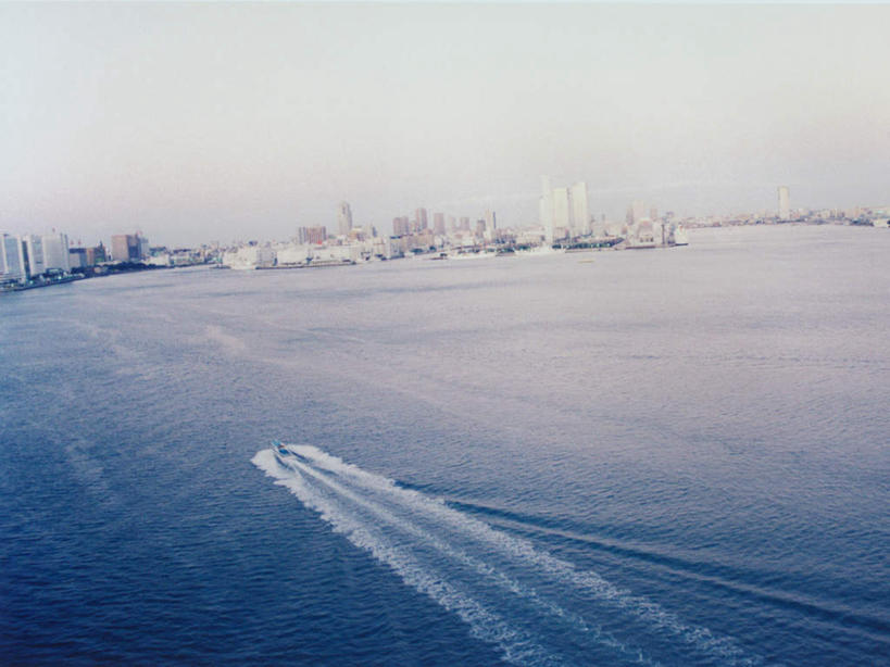 无人,高楼大厦,横图,全景,俯视,航拍,室外,白天,度假,办公楼,海浪,海洋,美景,天际线,城市风光,城市,大厦,建筑,摩天大楼,写字楼,船,东京,日本,亚洲,阴影,波纹,飞溅,溅,光线,液体,影子,景观,浪花,水滴,游艇,娱乐,水珠,蓝色,蓝天,水纹,天空,阳光,海水,船尾波,楼宇,交通工具,波浪,天,享受,休闲,商务楼,景色,放松,晴朗,鸟瞰,喷洒,载具,海景,东亚,本州,万里无云,关东地方,本州岛,日本国,东京都,大海,风浪,海,海水的波动,近岸浪,涌浪,晴空,晴空万里,彩图,高角度拍摄,大楼,高层建筑,高楼,摩天楼