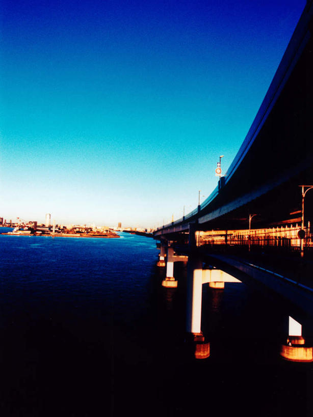 无人,高楼大厦,竖图,室外,白天,仰视,度假,办公楼,海浪,海洋,美景,城市风光,城市,大桥,大厦,建筑,立交桥,摩天大楼,桥梁,写字楼,东京,日本,亚洲,阴影,光线,影子,景观,浪花,高架,斜拉桥,桥,彩虹大桥,娱乐,蓝色,蓝天,天空,阳光,海水,黄昏,楼宇,天,享受,休闲,商务楼,景色,放松,晴朗,海景,东亚,本州,万里无云,关东地方,本州岛,日本国,东京都,日本彩虹大桥,薄暮,大海,风浪,海,海水的波动,近岸浪,涌浪,晴空,晴空万里,彩图,低角度拍摄,傍晚,大楼,高层建筑,高楼,摩天楼