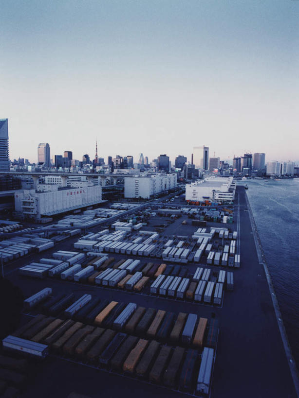 无人,高楼大厦,码头,竖图,俯视,航拍,室外,白天,度假,办公楼,海浪,海洋,美景,城市风光,城市,大厦,港口,建筑,摩天大楼,写字楼,东京,日本,亚洲,一排,阴影,整齐,并列,并排,光线,影子,景观,浪花,集装箱,娱乐,货柜,排列,蓝色,蓝天,天空,阳光,海水,箱子,楼宇,天,享受,休闲,商务楼,景色,放松,运输,晴朗,鸟瞰,队列,平行,海景,东亚,物流,本州,万里无云,关东地方,本州岛,日本国,东京都,县厅,港区,东京市,大海,风浪,海,海水的波动,近岸浪,涌浪,晴空,晴空万里,彩图,高角度拍摄,摆渡口,埠头,大楼,渡口,渡头,港湾,高层建筑,高楼,海港,货运码头,口岸,摩天楼,商港