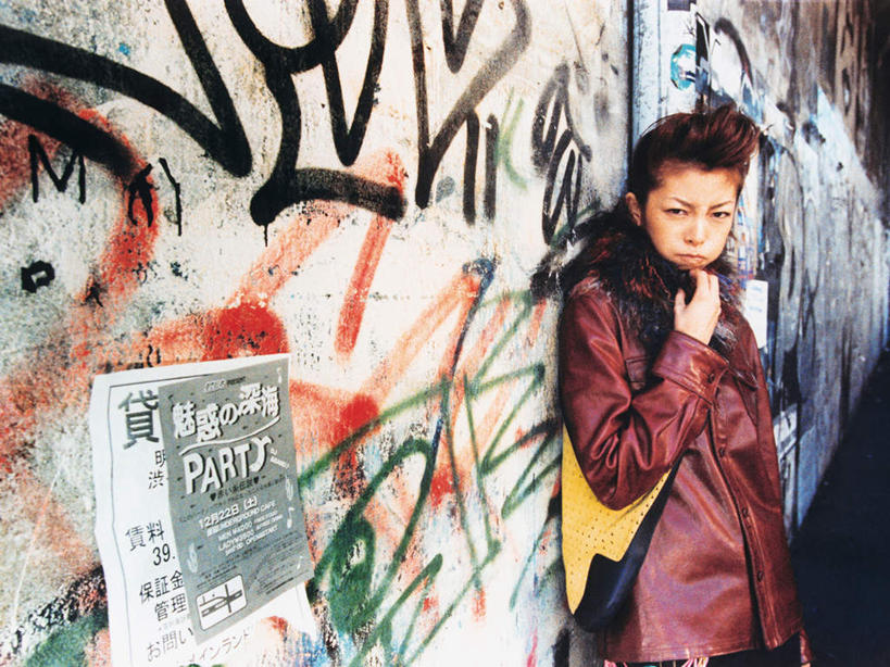 东方人,嘴,一个人,站,横图,室外,白天,正面,抽象,绘画,亚洲,仅一个年轻女性,仅一个女性,仅一个人,服装,艺术,包,彩绘,皮包,图案,墙,艺术品,古典,注视,休闲装,黄种人,文化,墙壁,墙面,衣服,工艺品,嘟嘴,观察,看,靠,靠着,品味,倚靠,站着,休闲,概念,休闲服,撅嘴,服饰,观看,单肩包,美术,察看,高雅,倚着,关注,美学,图文,年轻女性,女人,女性,亚洲人,嘴巴,嘴唇,站立,半身,彩图,涂鸦