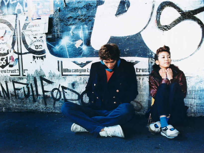 东方人,两个人,坐,盘腿,横图,室外,白天,正面,抽象,爱情,绘画,亚洲,服装,艺术,彩绘,图案,墙,艺术品,古典,浪漫,注视,休闲装,黄种人,文化,墙壁,墙面,衣服,工艺品,观察,看,品味,休闲,概念,温暖,温馨,休闲服,恩爱,恋人,服饰,观看,美术,和睦,察看,高雅,双手插袋,关注,手插袋,美学,双手抄兜,双手放兜,图文,男人,男性,年轻男性,女人,女性,中年女性,亚洲人,情侣,插兜,两手抄兜,两手放兜,盘腿而坐,盘膝,盘着腿的,盘着腿坐,手插兜,手放口袋,双腿交叉,抬头,仰头,坐着,彩图,全身,涂鸦,伴侣,融洽,手抄兜