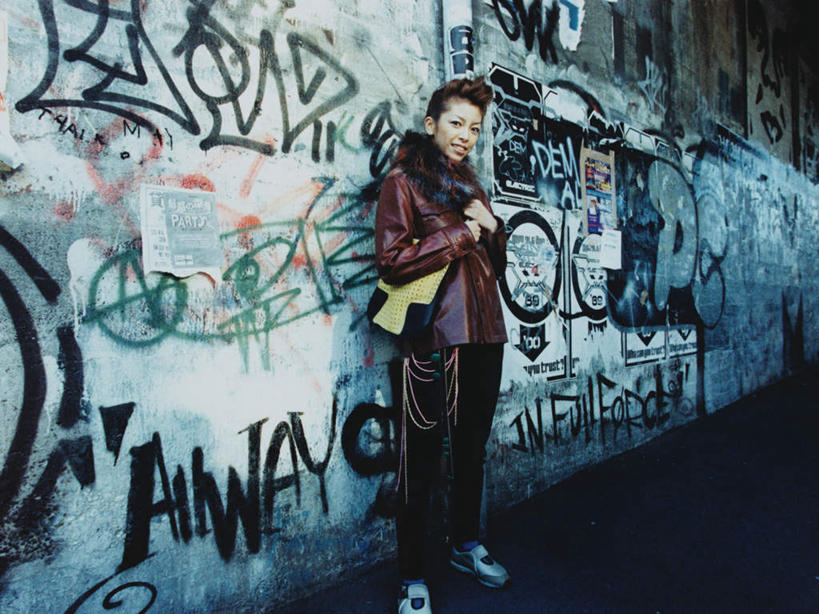 东方人,一个人,站,横图,室外,白天,正面,抽象,绘画,亚洲,仅一个年轻女性,仅一个女性,仅一个人,服装,艺术,包,彩绘,皮包,图案,墙,艺术品,古典,注视,休闲装,黄种人,文化,墙壁,墙面,衣服,工艺品,观察,看,品味,站着,休闲,概念,休闲服,服饰,观看,单肩包,美术,察看,高雅,关注,美学,图文,年轻女性,女人,女性,亚洲人,站立,彩图,全身,涂鸦