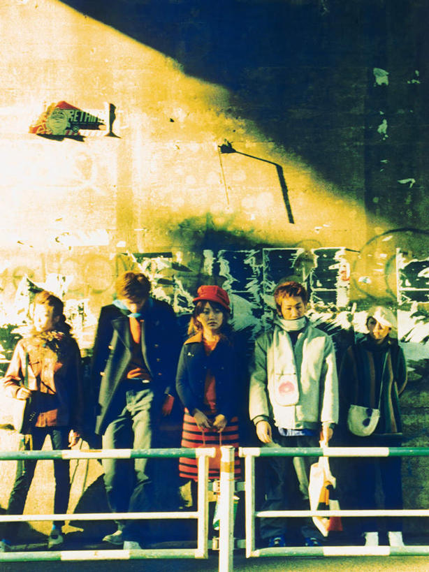 东方人,伙伴,朋友,栏杆,站,竖图,室外,白天,正面,抽象,爱情,绘画,友谊,亚洲,阴影,服装,艺术,光线,彩绘,图案,影子,墙,围栏,艺术品,许多人,古典,浪漫,注视,休闲装,黄种人,文化,护栏,墙壁,墙面,衣服,阳光,工艺品,观察,看,品味,站着,一群人,休闲,概念,温暖,温馨,休闲服,恩爱,恋人,服饰,观看,美术,和睦,察看,高雅,关注,美学,图文,友情,男人,男性,年轻男性,年轻女性,女人,女性,中年男性,中年女性,亚洲人,情侣,站立,彩图,全身,涂鸦,伴侣,融洽