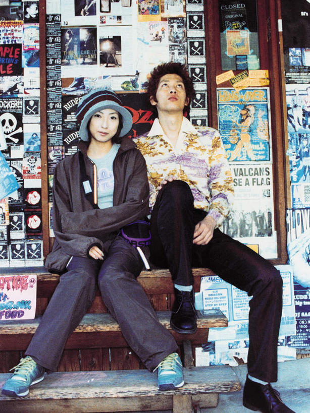 东方人,两个人,坐,竖图,室外,白天,正面,抽象,爱情,绘画,帽子,椅子,亚洲,服装,艺术,彩绘,图案,木椅,墙,艺术品,古典,浪漫,注视,休闲装,黄种人,文化,墙壁,墙面,衣服,工艺品,观察,看,品味,休闲,概念,温暖,温馨,休闲服,恩爱,恋人,服饰,观看,美术,和睦,察看,高雅,关注,美学,棉帽,图文,男人,男性,年轻女性,女人,女性,中年男性,亚洲人,情侣,坐着,彩图,全身,涂鸦,伴侣,融洽