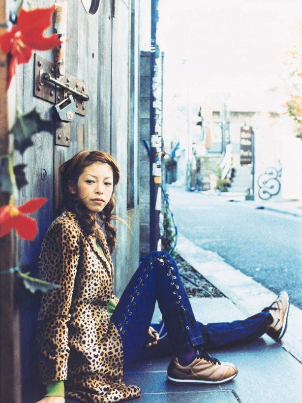 东方人,一个人,坐,竖图,室外,白天,侧面,抽象,绘画,道路,路,亚洲,仅一个年轻女性,仅一个女性,仅一个人,撑,服装,裤子,艺术,彩绘,图案,墙,小路,艺术品,交通,古典,扭头,注视,牛仔裤,休闲装,黄种人,文化,墙壁,墙面,衣服,工艺品,观察,看,品味,转头,休闲,概念,休闲服,服饰,观看,美术,察看,撑着,高雅,关注,美学,图文,年轻女性,女人,女性,亚洲人,坐着,半身,彩图,涂鸦